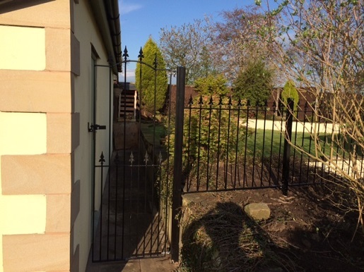 Saxon arched spear top gate hinged off metal posts