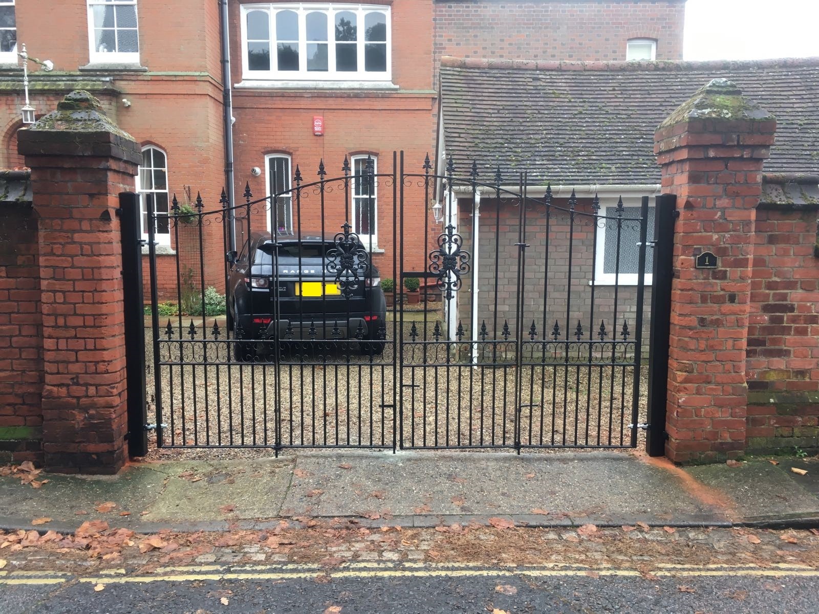 bespoke-bi-fold-driveway-gates