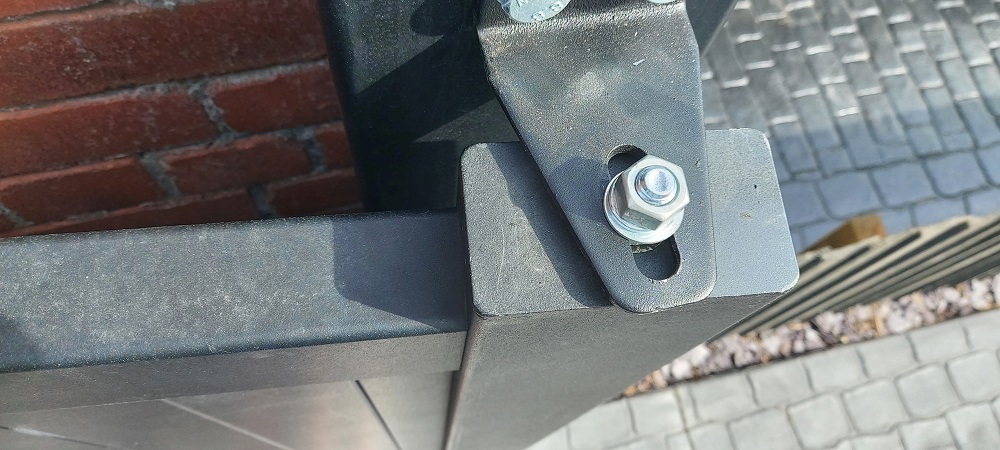 Aluminium gate hinge adjustment