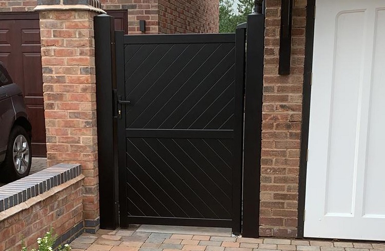 Installing an Aluminium Pedestrian Gate onto Posts