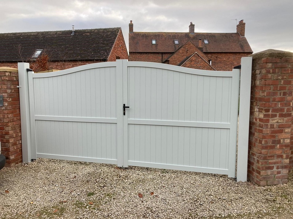 Installing aluminium driveway gates onto posts